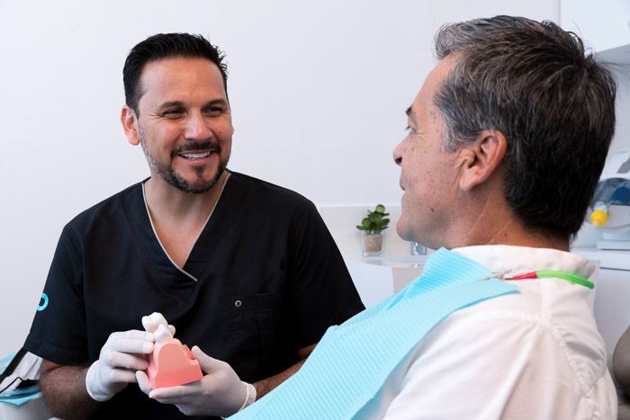 The doctor and the patient in Mexico, are talking about the dental treatment.